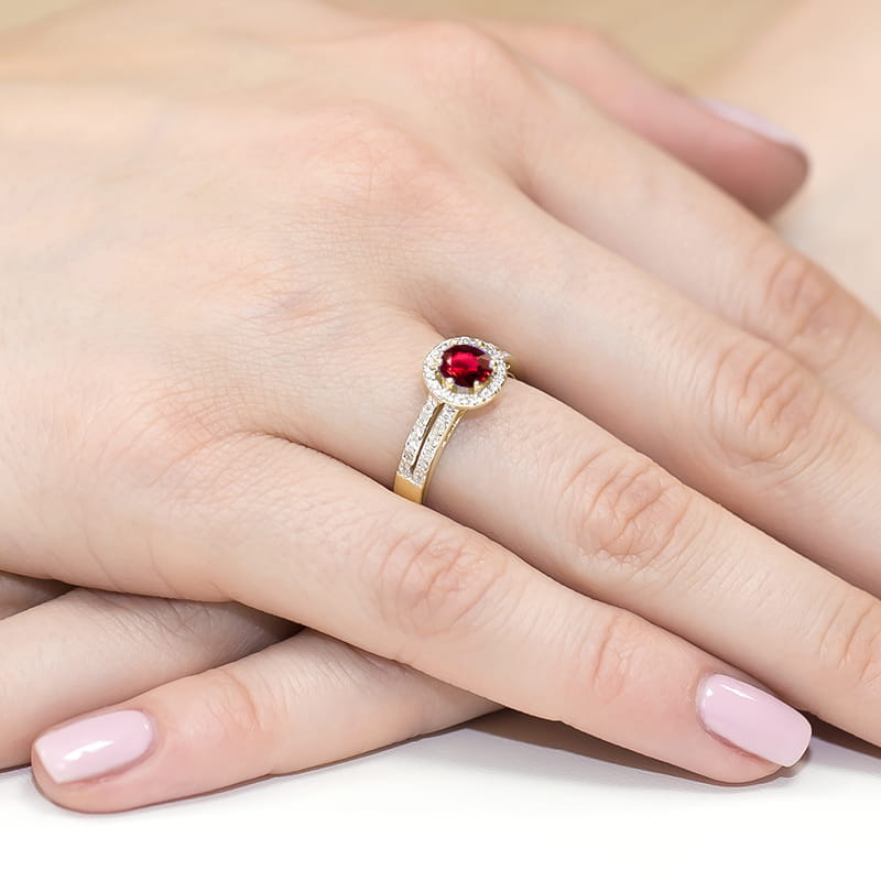 Pierścionek zaręczynowy z żółtego złota z brylantami i rubinem 0.20 ct 2