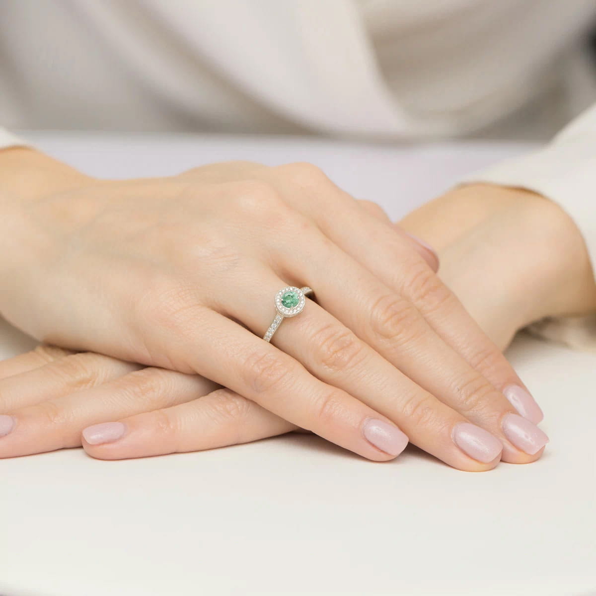 Pierścionek zaręczynowy z białego złota z brylantami i szmaragdem 0.34ct 2