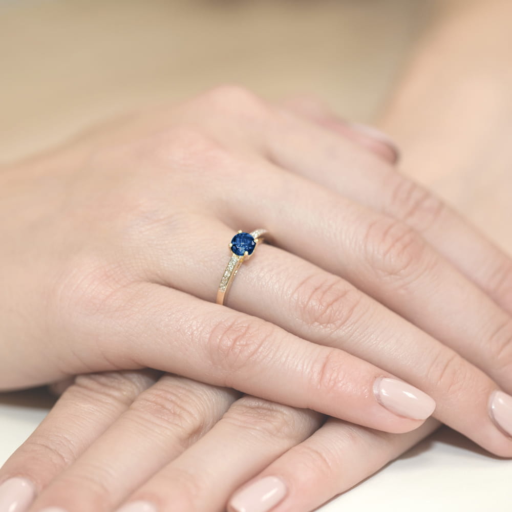 Pierścionek zaręczynowy z żółtego złota z brylantami i szafirem 0.05 ct 6