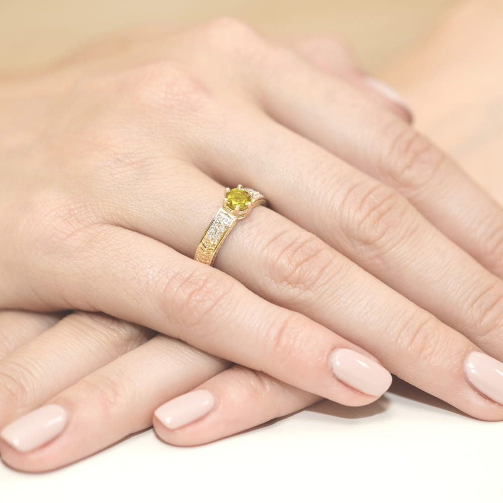 Pierścionek zaręczynowy z żółtego złota z brylantami i cytrynem 0.08 ct 1