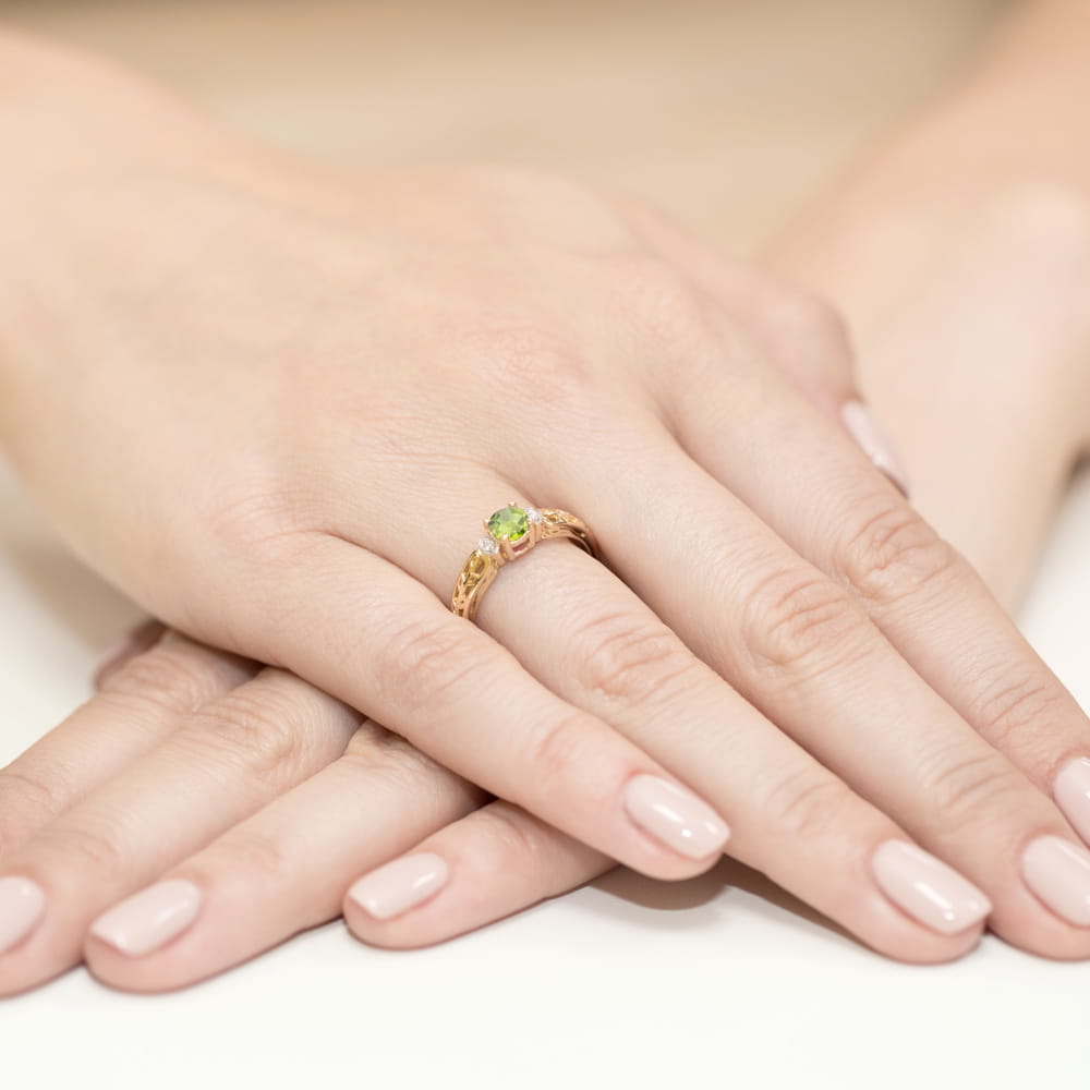 Pierścionek zaręczynowy z żółtego złota z brylantami i oliwinem 0.02 ct. 3