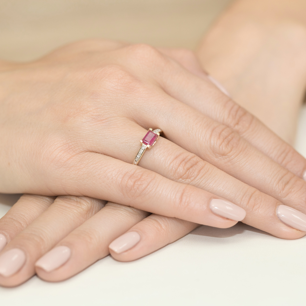 Pierścionek zaręczynowy z żółtego złota z brylantami i rubinem 0.03 ct 2
