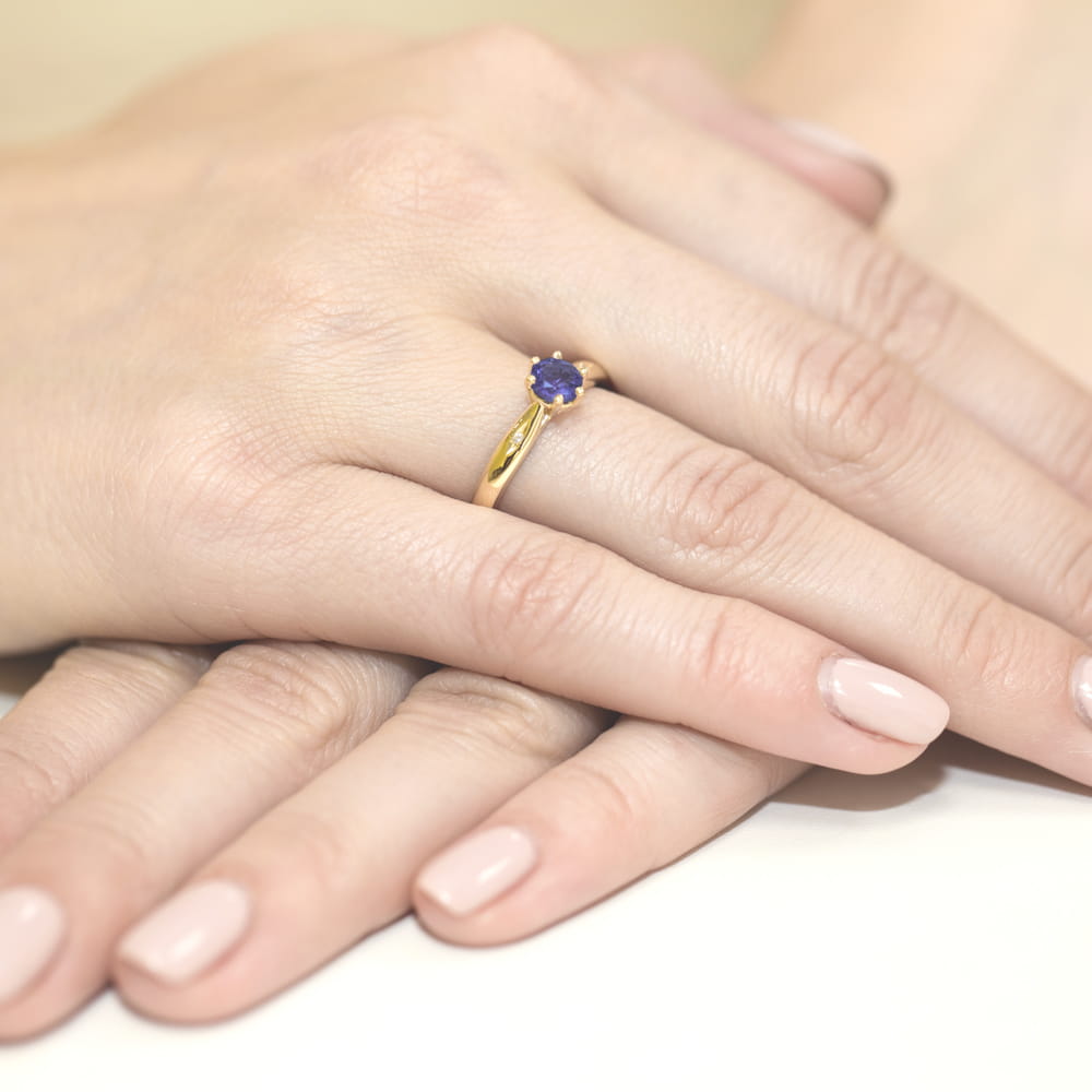 Pierścionek zaręczynowy z żółtego złota z brylantami i tanzanitem 0.01 ct 4