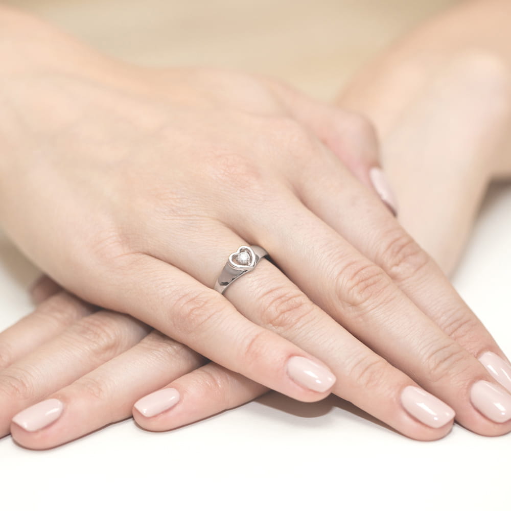 Pierścionek zaręczynowy z białego złota z brylantami 0.12 ct 2