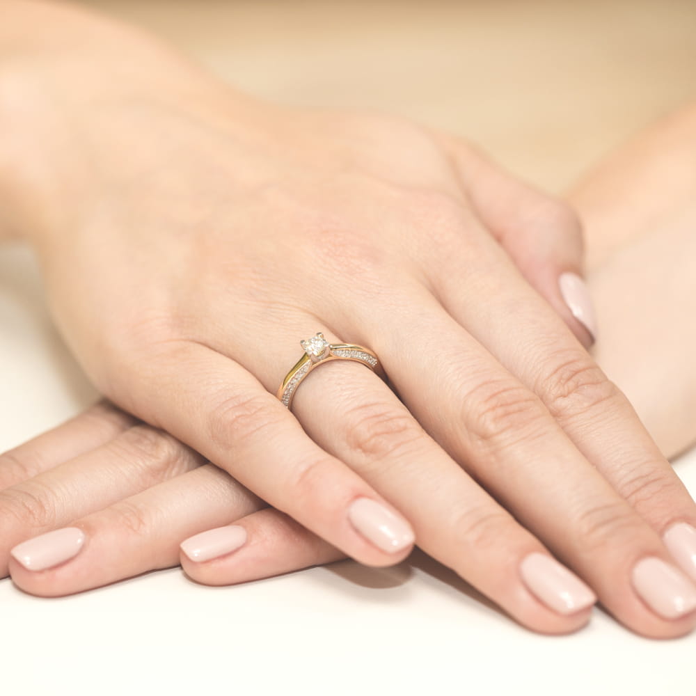 Pierścionek zaręczynowy z żółtego złota z diamentami laboratoryjnymi 0.44ct 1