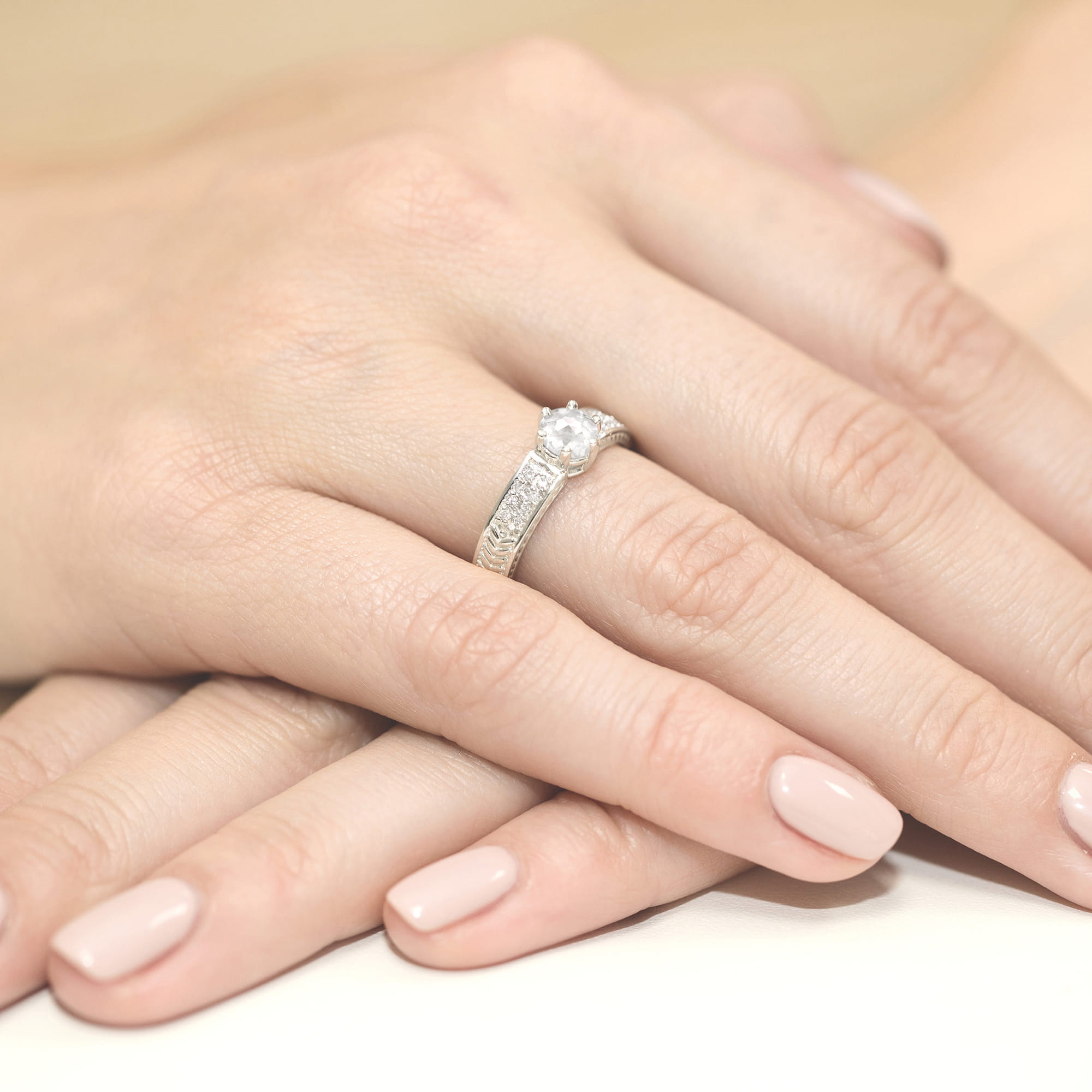 Pierścionek zaręczynowy z białego złota z brylantami i białym szafirem 0.08 ct 3