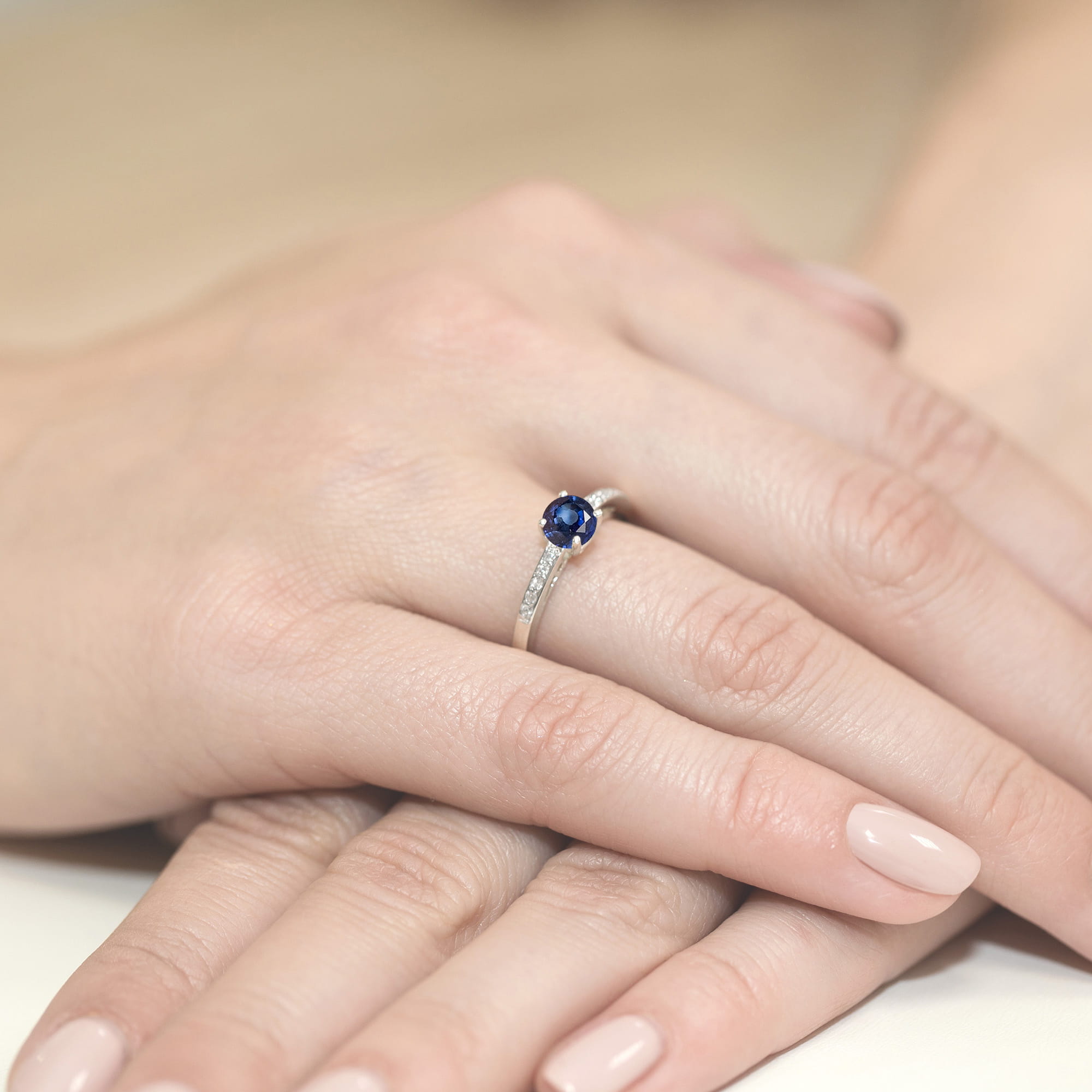 Pierścionek zaręczynowy z białego złota z brylantami i szafirem 0.05 ct 3