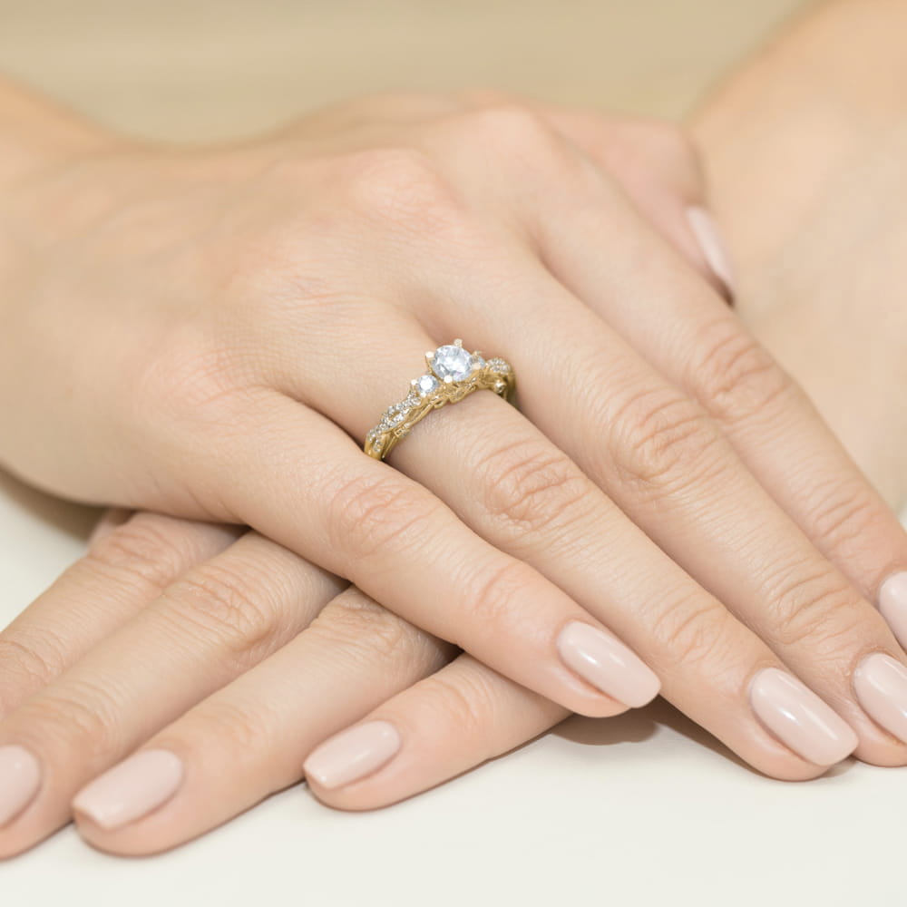 Pierścionek zaręczynowy z żółtego złota z diamentami laboratoryjnymi 0.84ct 1