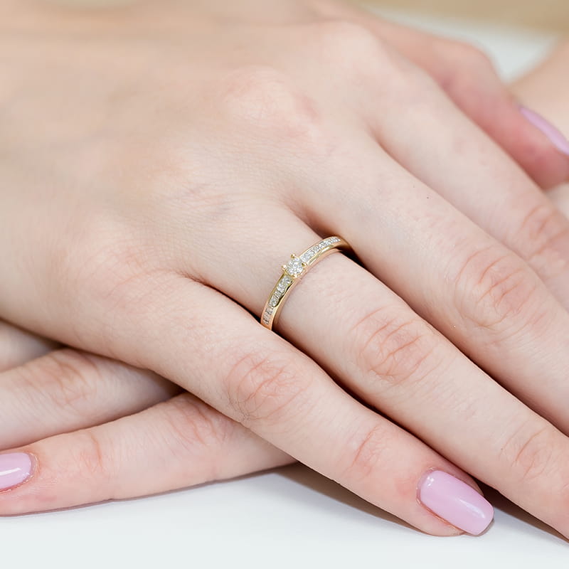 Pierścionek zaręczynowy z żółtego złota z diamentami laboratoryjnymi 0.13ct 6