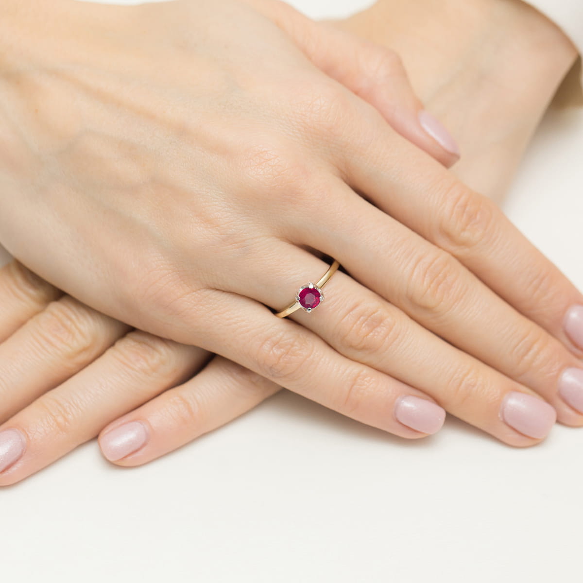 Pierścionek zaręczynowy z żółtego złota z brylantami i rubinem 0.14 ct 3