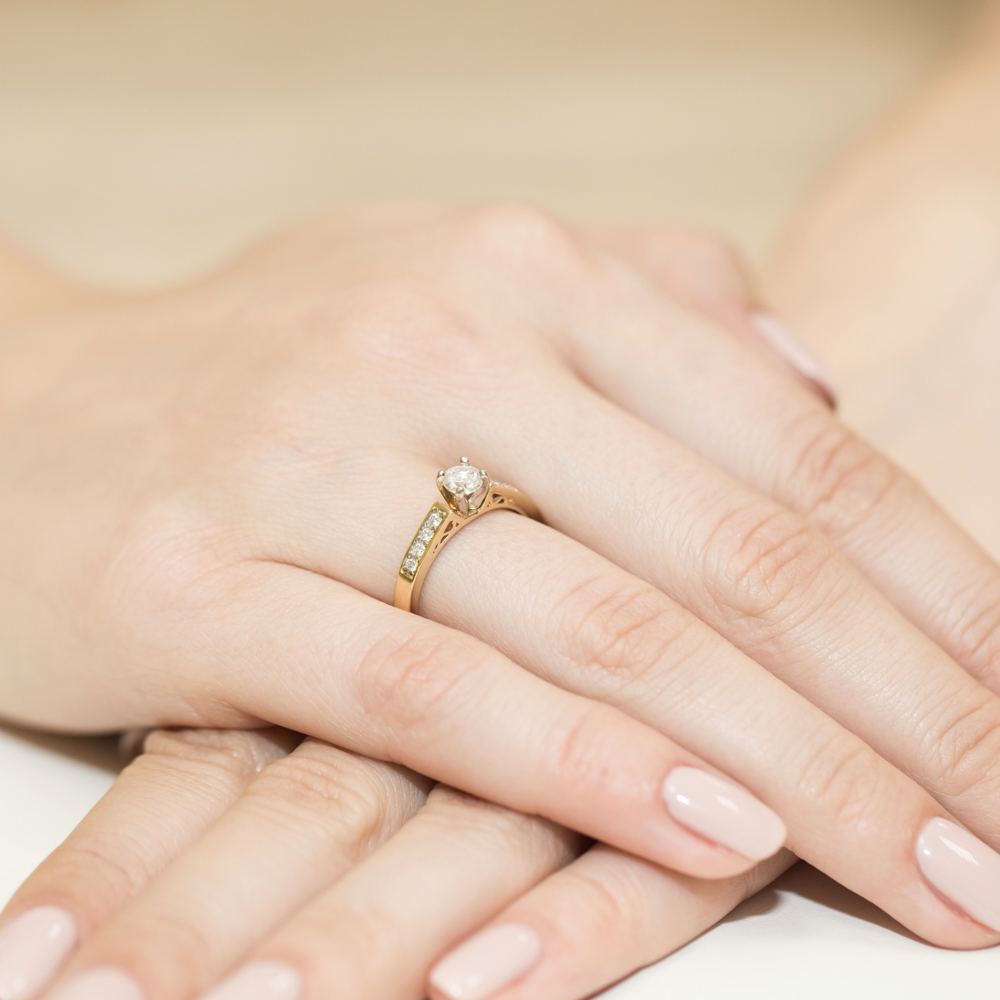 Pierścionek zaręczynowy z żółtego złota z diamentami laboratoryjnymi 0.42ct 1