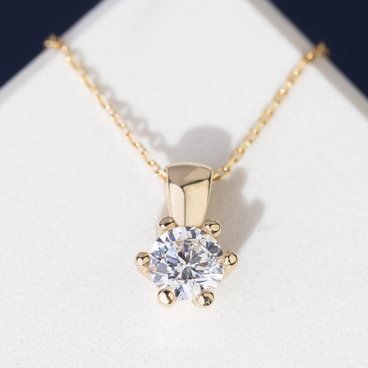 Zawieszka z żółtego złota z diamentem laboratoryjnym FZ222-585-LD0.30 3
