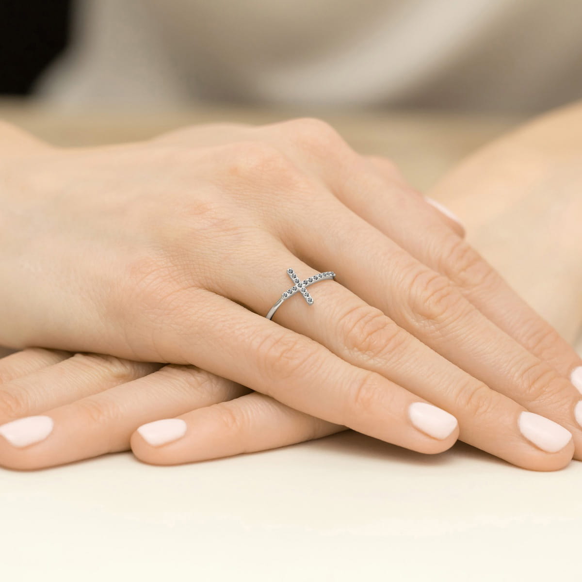 Pierścionek z białego złota krzyżyk z czarnymi brylantami 0.09ct 1