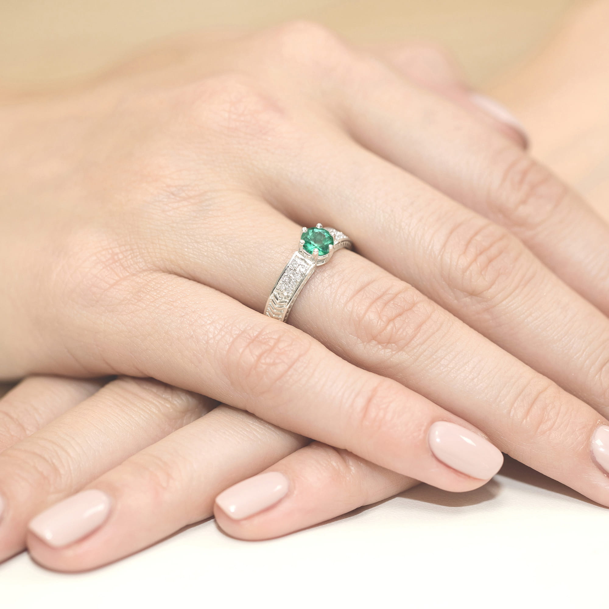 Pierścionek zaręczynowy z białego złota z brylantami i szmaragdem 0.08 CT 4