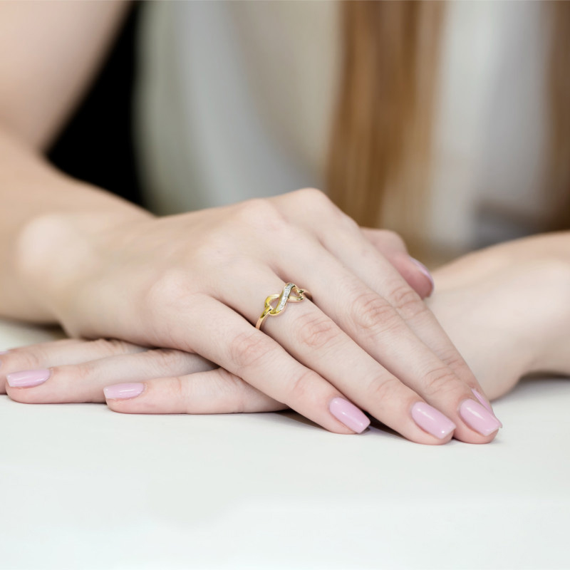 Pierścionek zaręczynowy z żółtego złota z brylantami 0.04 ct 3