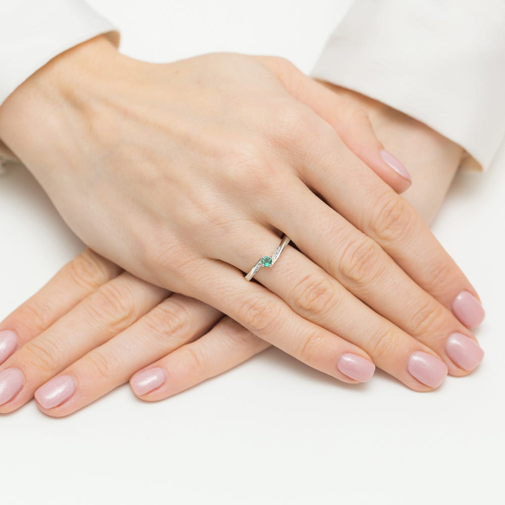 Pierścionek zaręczynowy z białego złota z brylantami i szmaragdem 0.04ct 4