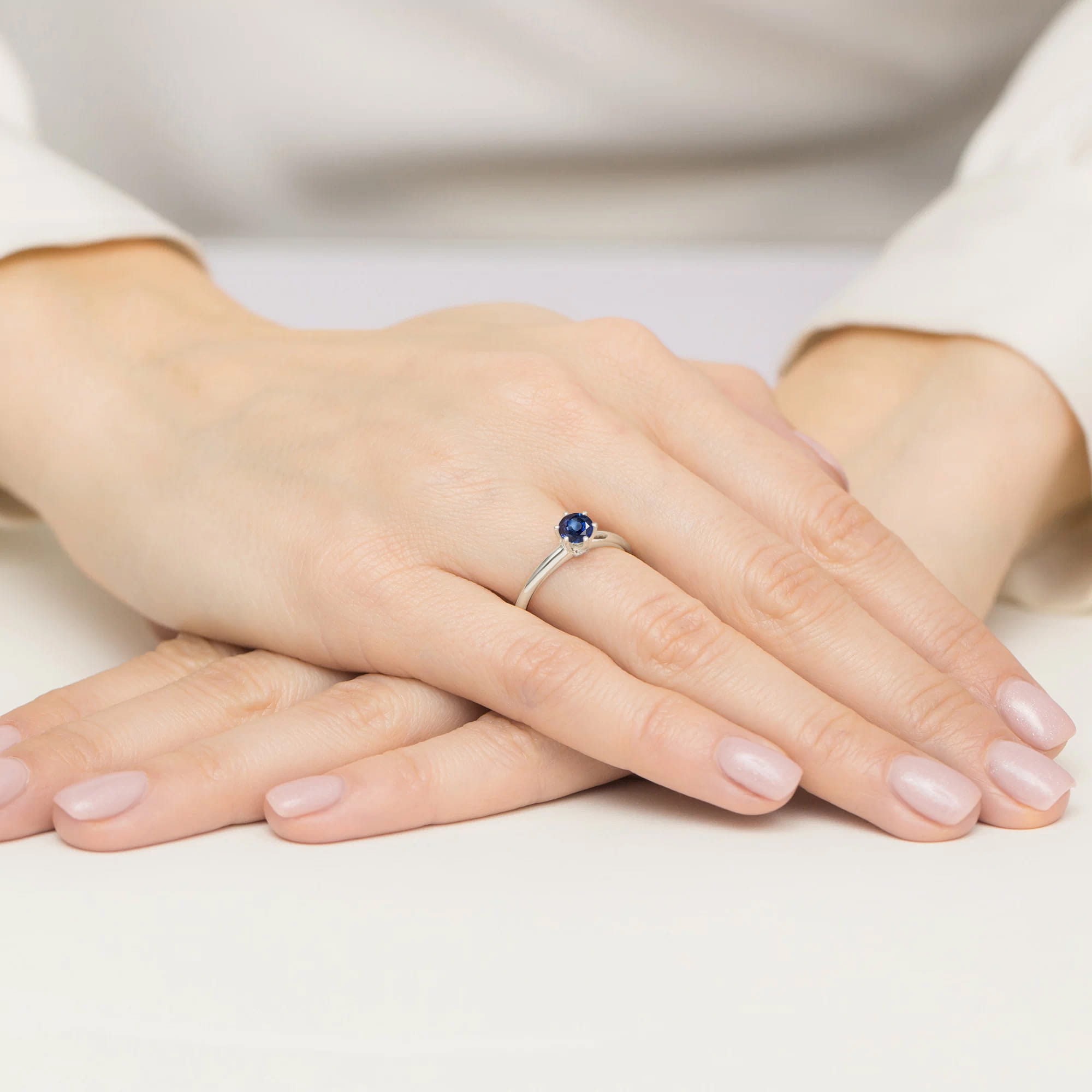 Pierścionek zaręczynowy z białego złota z brylantami i szafirem 0.04 ct 1