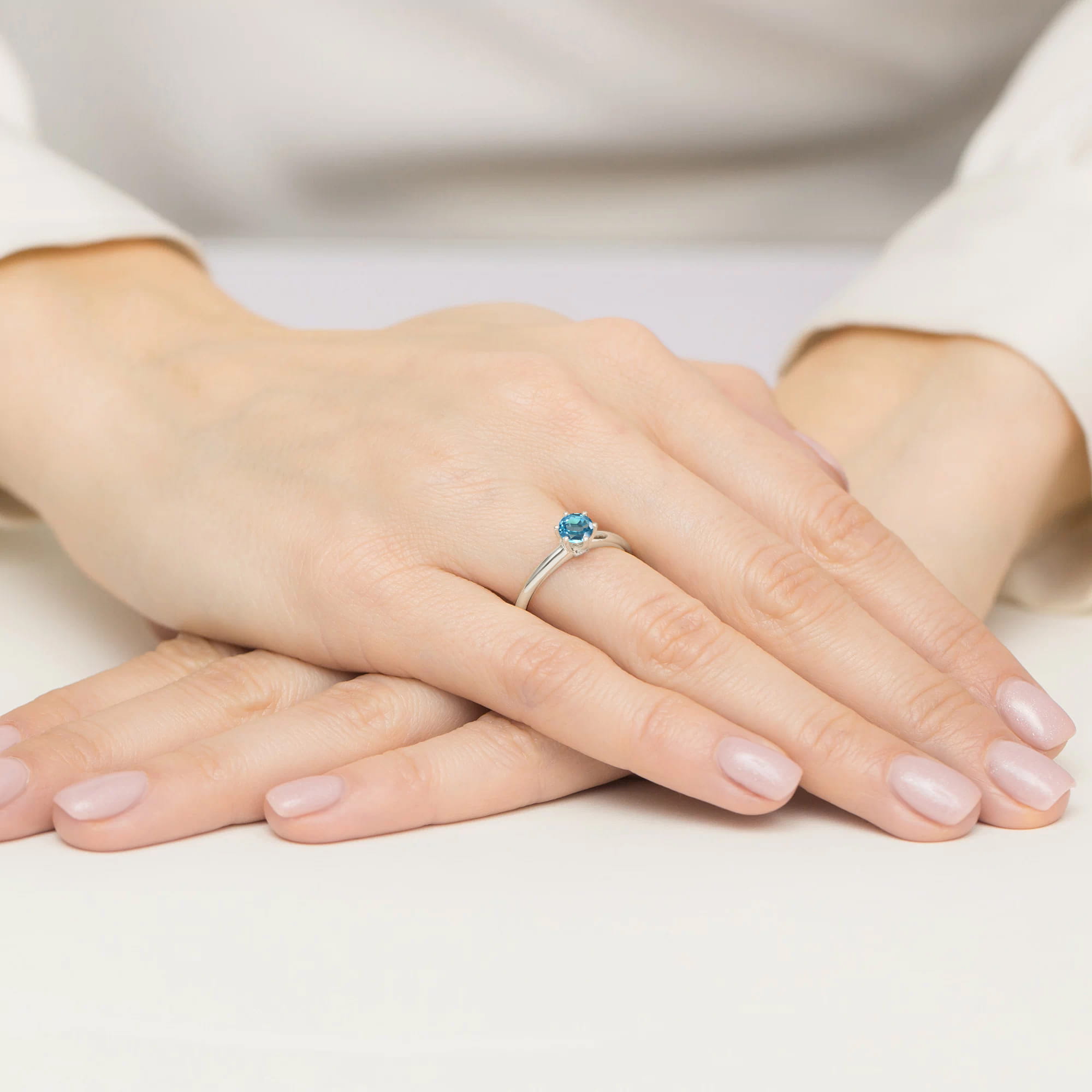 Pierścionek zaręczynowy z białego złota z brylantami i topazem 0.04 ct 1