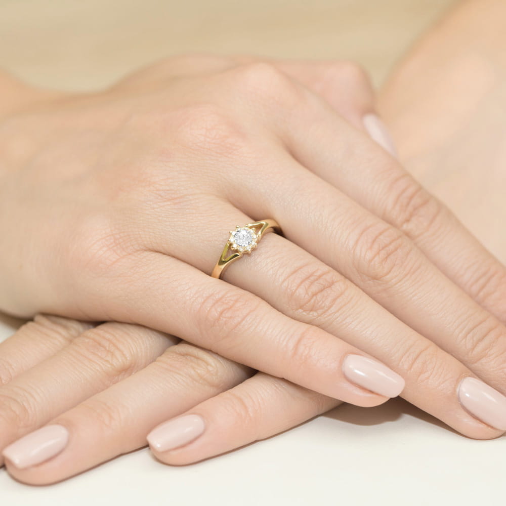 Pierścionek zaręczynowy z żółtego złota z brylantami 0.19ct 2