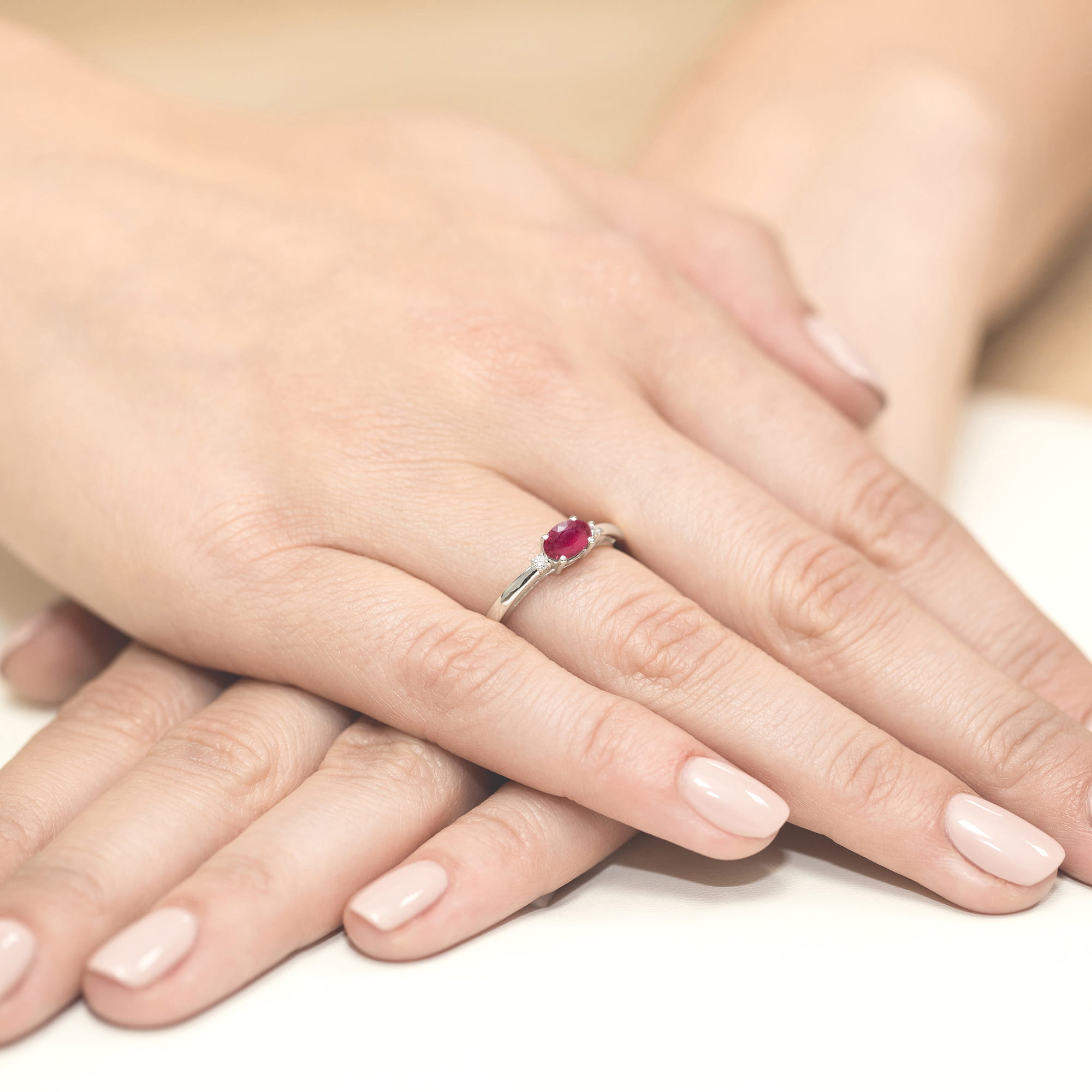 Pierścionek zaręczynowy z białego złota z brylantami i rubinem 0.03 ct 4