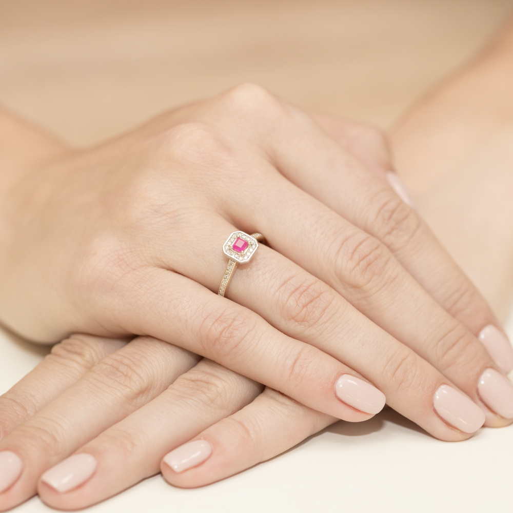 Pierścionek zaręczynowy z żółtego złota z brylantami i rubinem 0.16 ct 3