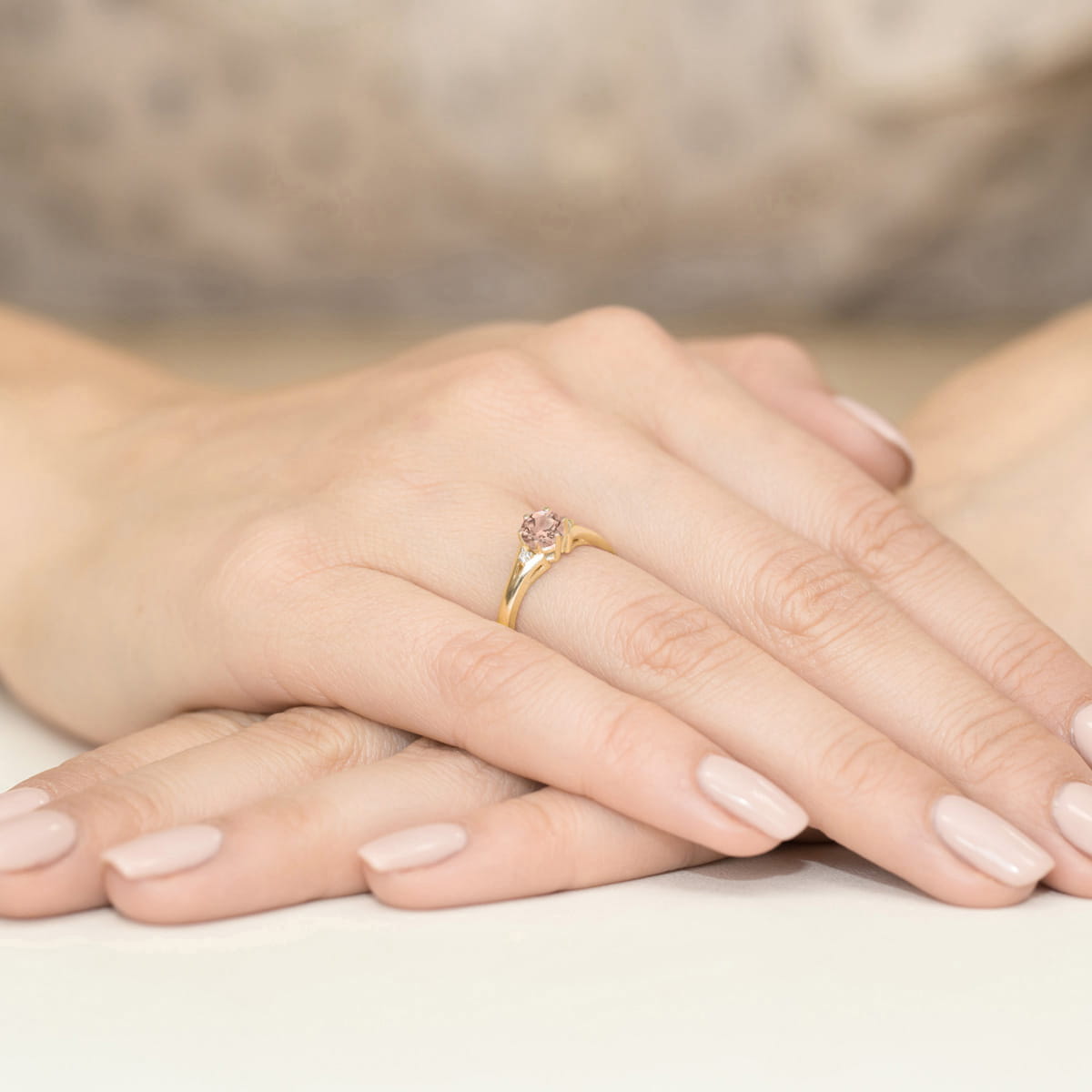 Pierścionek zaręczynowy z żółtego złota z brylantami i morganitem 0.03 ct 2