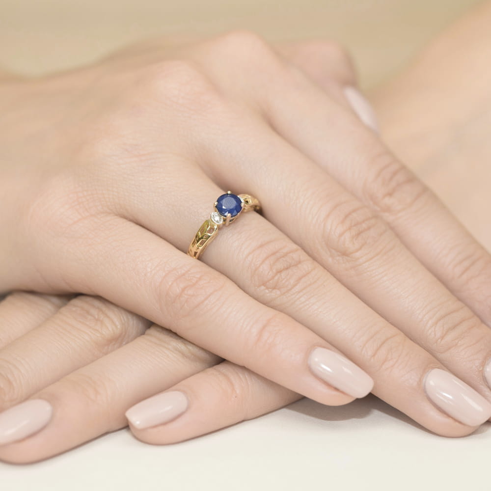 Pierścionek zaręczynowy z żółtego złota brylantami i szafirem 0.02 ct 2