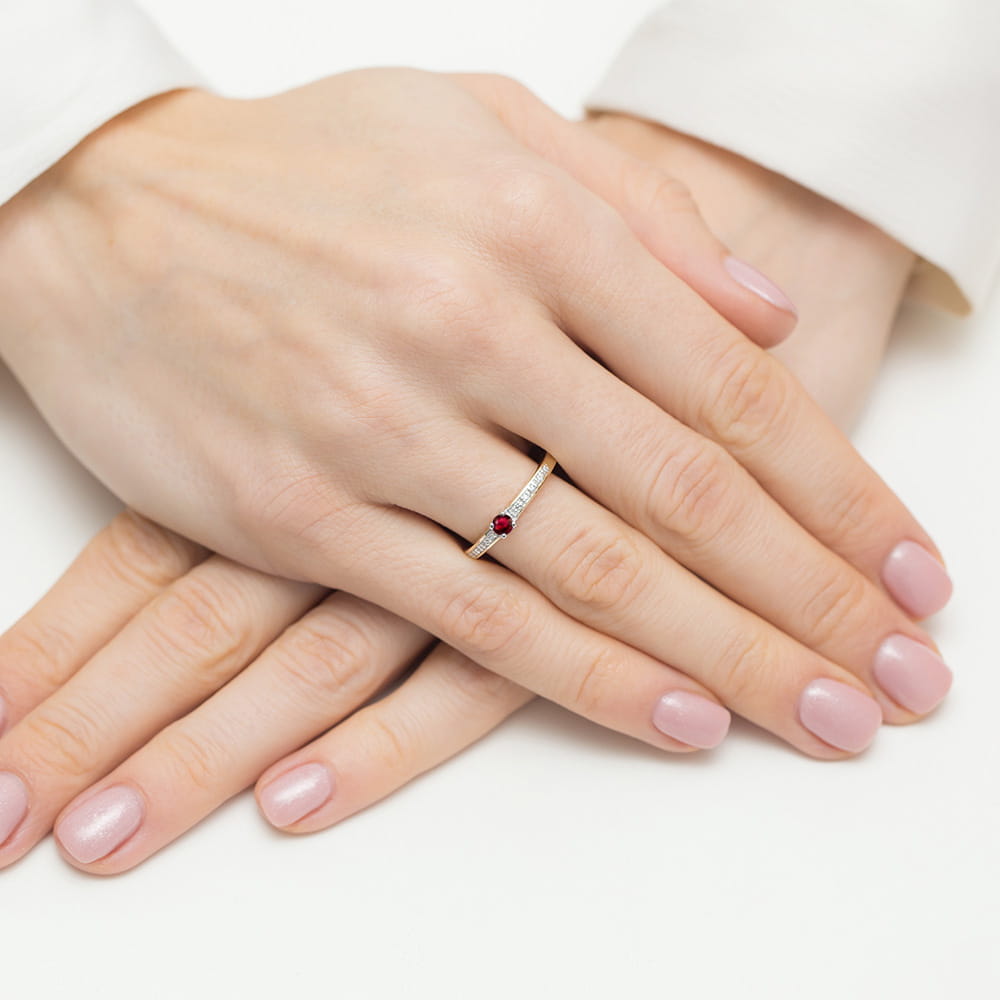 Pierścionek zaręczynowy z żółtego złota z brylantami i rubinem 0.05ct 2
