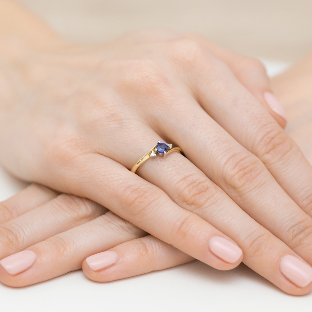 Pierścionek zaręczynowy różowego złoto z brylantami i szafirem 0.03 ct 3