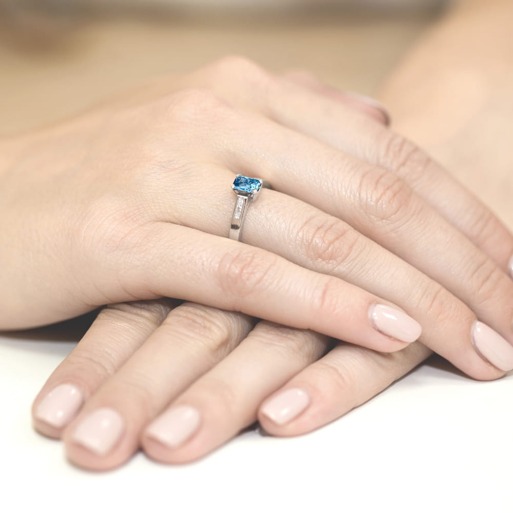 Pierścionek zaręczynowy z brylantami i topazem 0.04ct 2