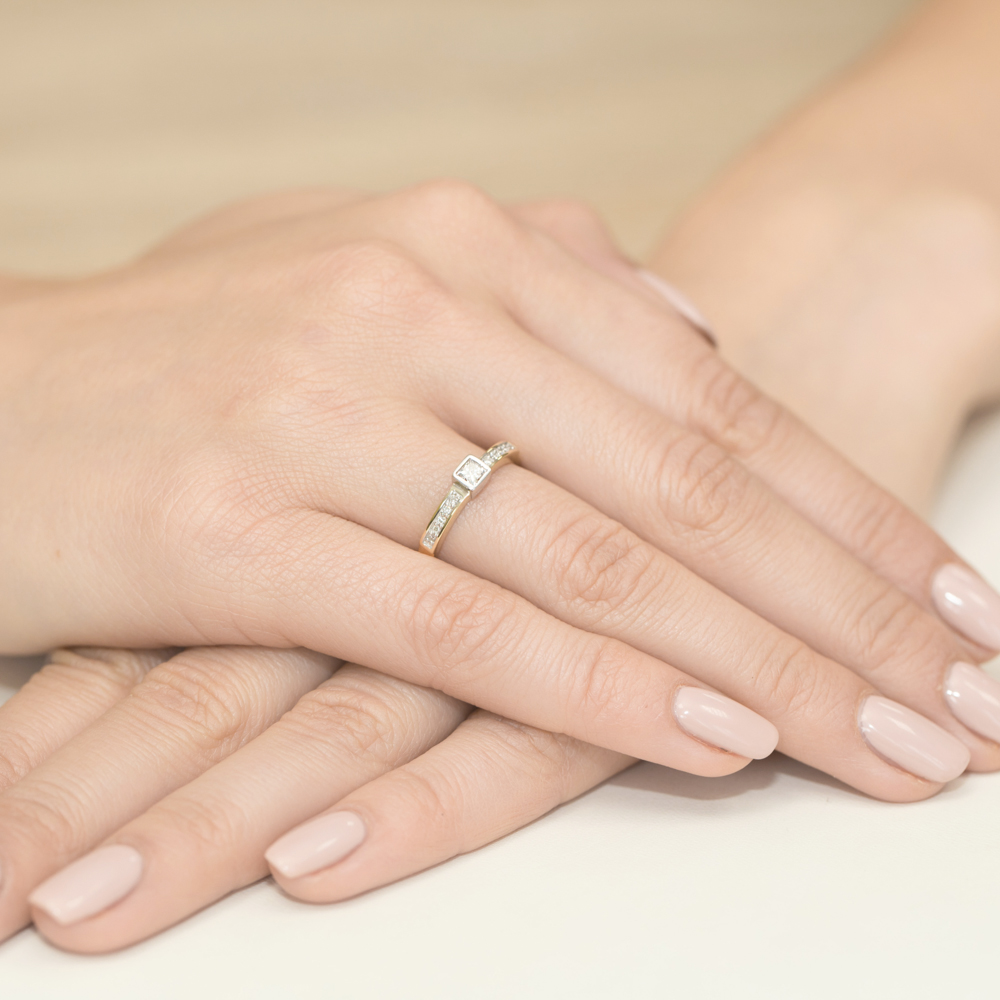Pierścionek zaręczynowy z żółtego złota z brylantem 0.24 ct 3