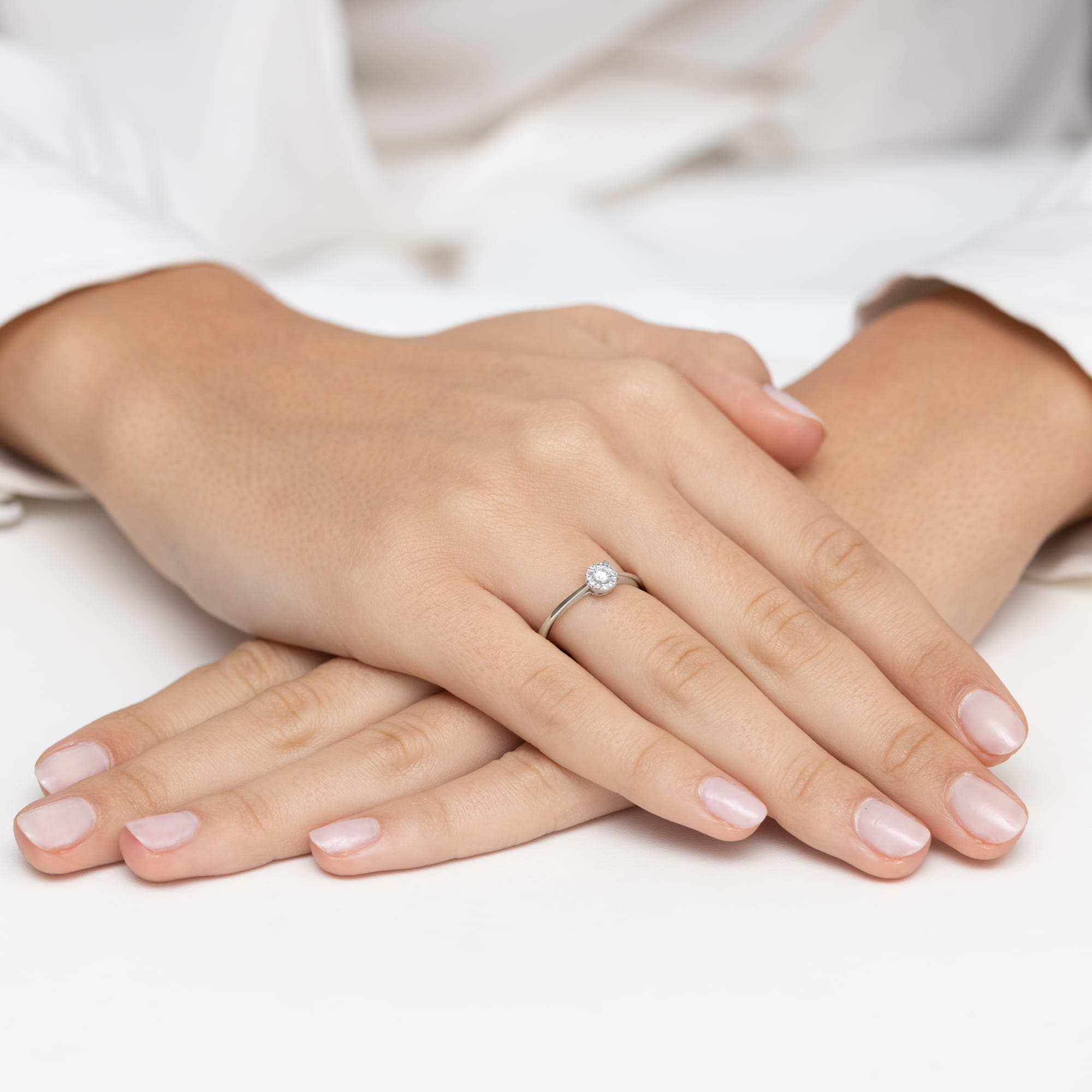 Pierścionek zaręczynowy z białego złota z brylantami 0.14ct 2