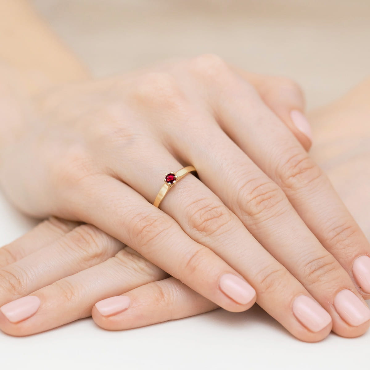 Pierścionek zaręczynowy z żółtego złota z rubinem 0.15ct 1