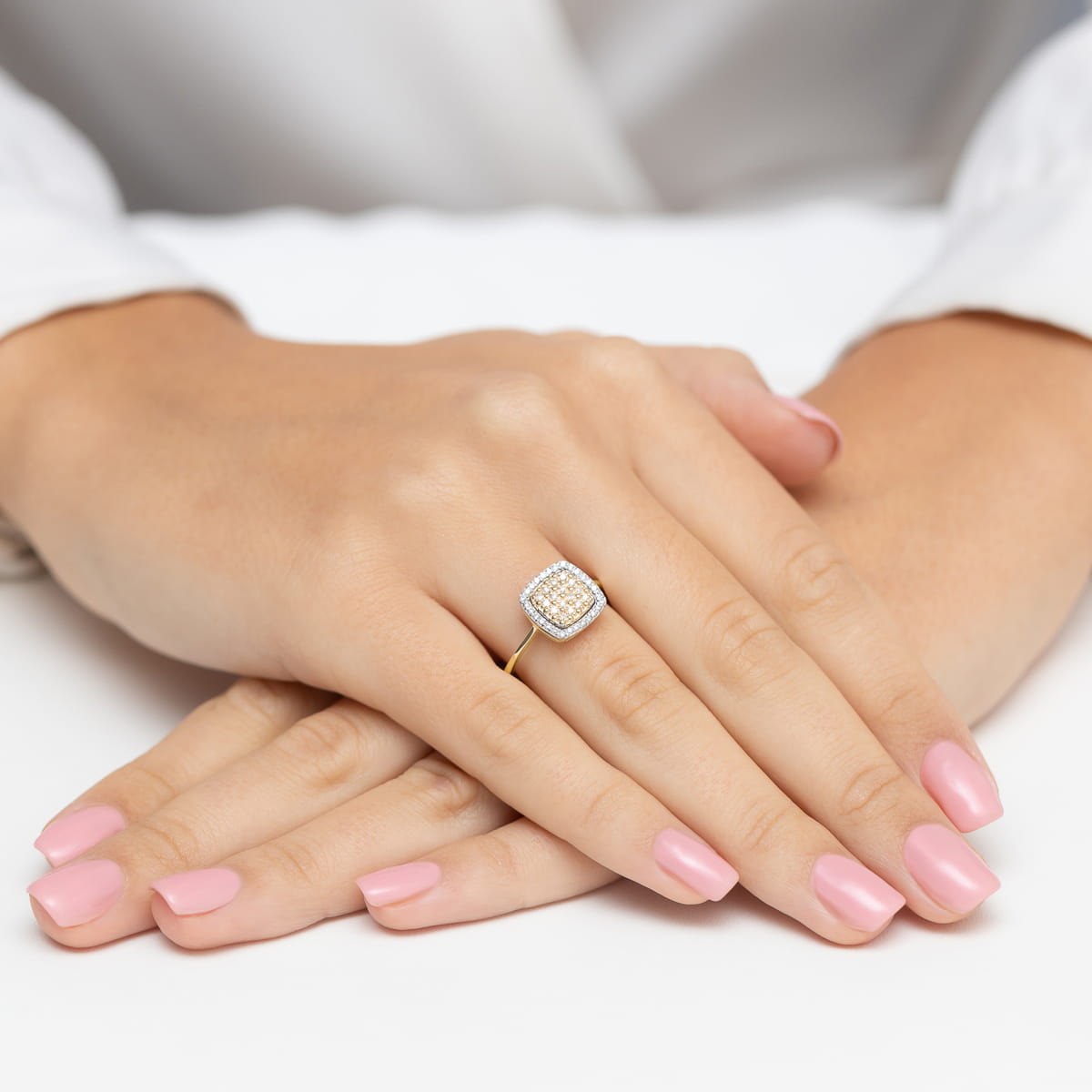 Pierścionek zaręczynowy z żółtego złota z brylantami 0.28 ct 1