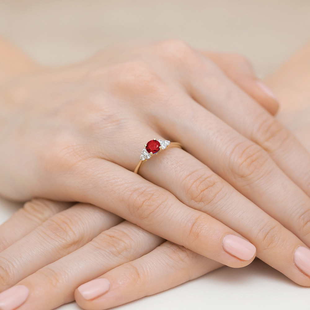 Pierścionek zaręczynowy z żółtego złota z brylantami i rubinem 0.18 ct 3