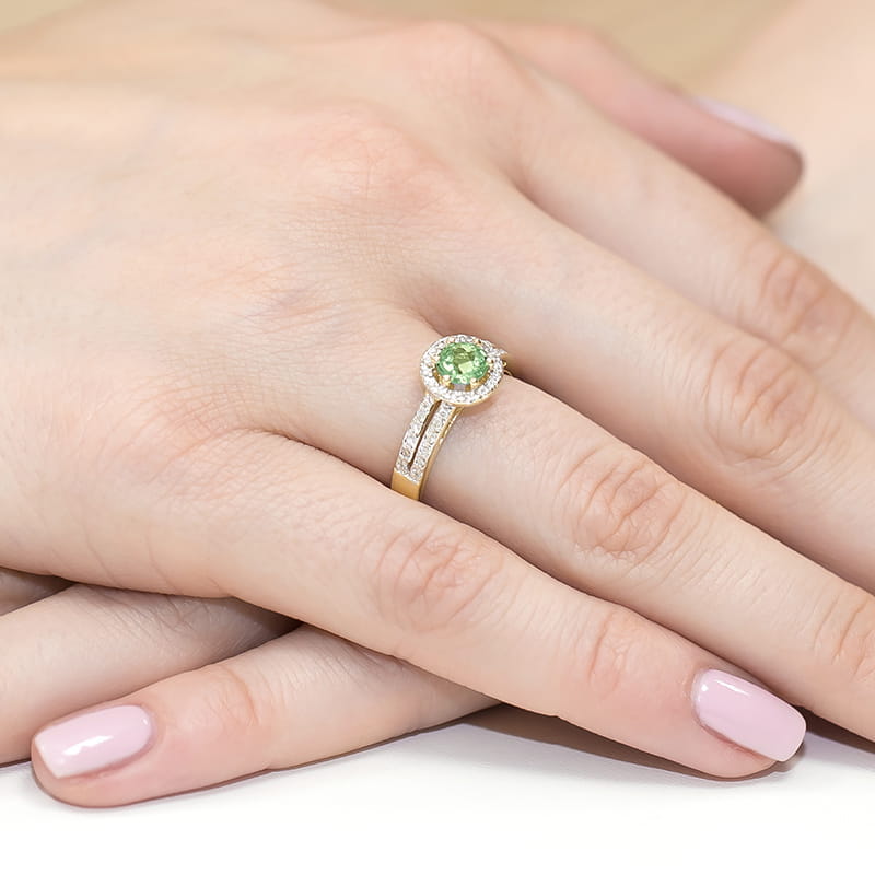 Pierścionek zaręczynowy z żółtego złota z brylantami i oliwinem 0.20 ct. 4