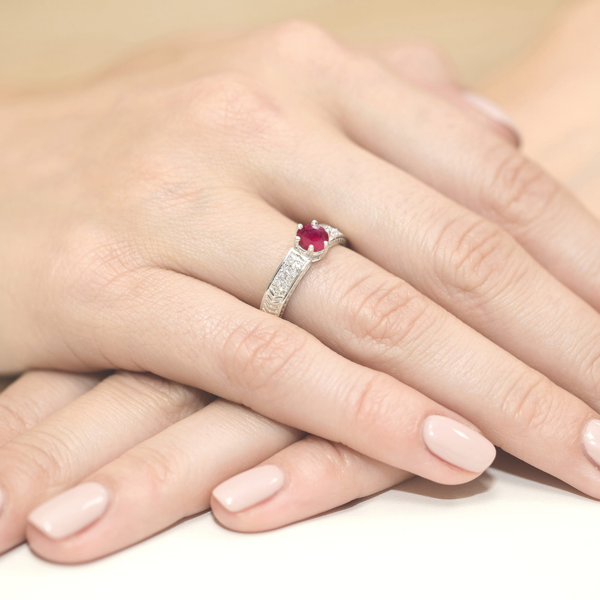 Pierścionek zaręczynowy z białego złota z brylantami i rubinem 0.08 ct 4
