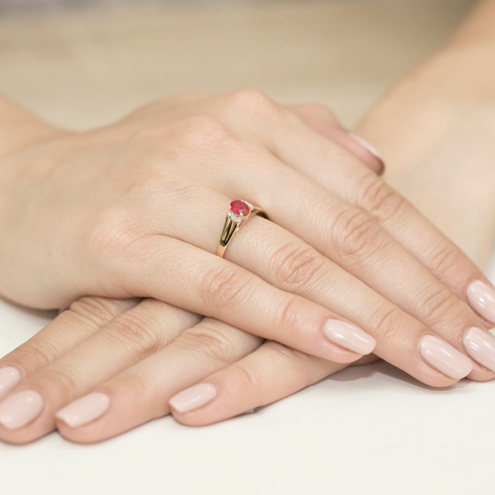 Pierścionek zaręczynowy z żółtego złota z brylantami i granatem 0.05 ct 1