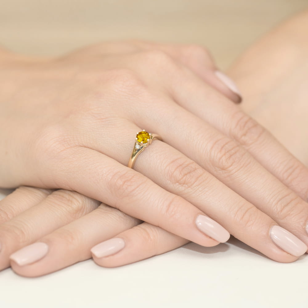 Pierścionek zaręczynowy z żółtego złota z brylantami i cytrynem 0.03 ct 1