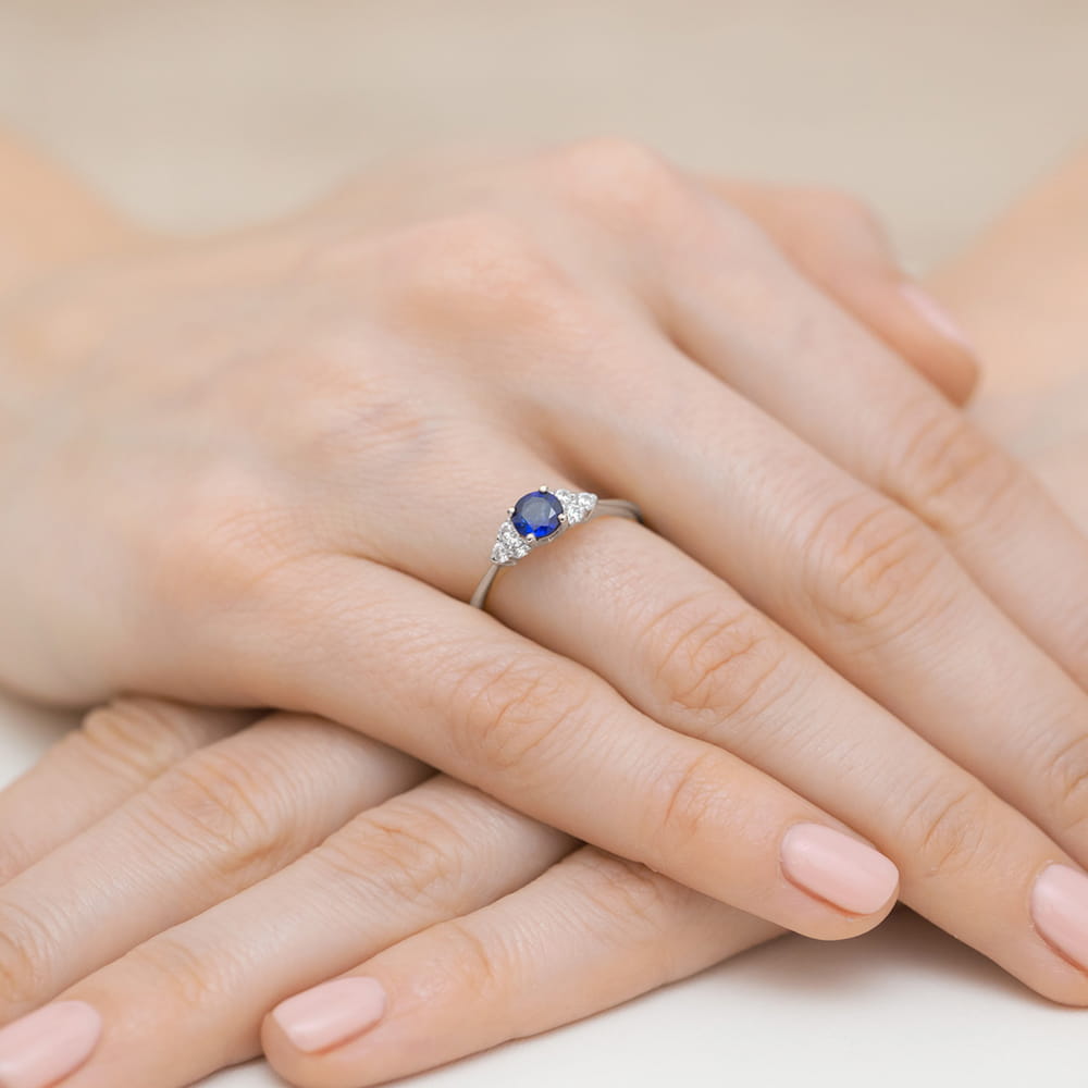 Pierścionek zaręczynowy z białego złota z brylantami i szafirem 0.18 ct 1