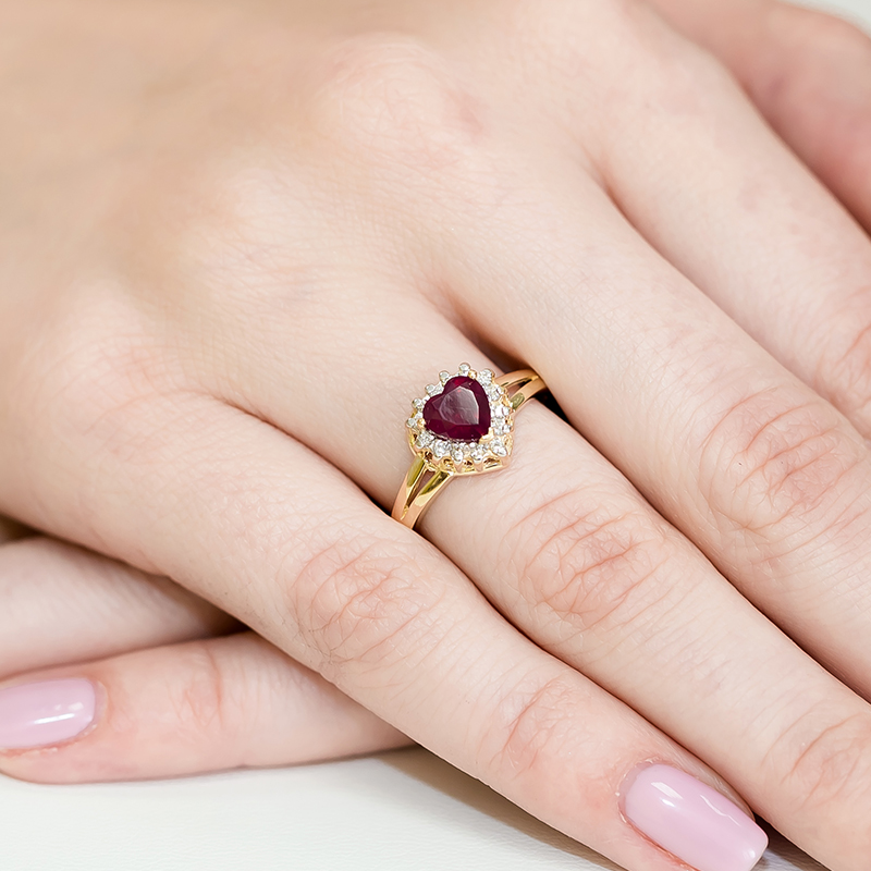 Pierścionek zaręczynowy z żółtego złota z brylantami i rubinem 0.12 ct 3