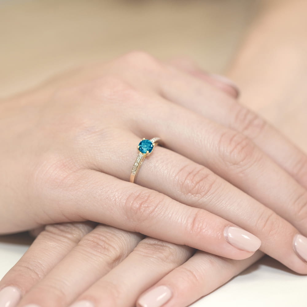 Pierścionek zaręczynowy z żółtego złota z brylantami i topazem London Blue 0.05 ct 4