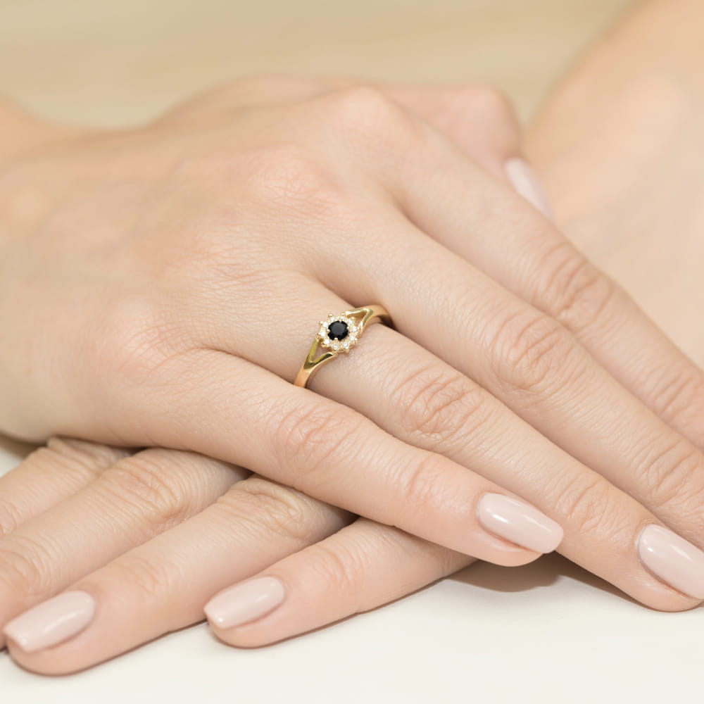 Pierścionek zaręczynowy z brylantami i czarnym diamentem 0.09ct 2