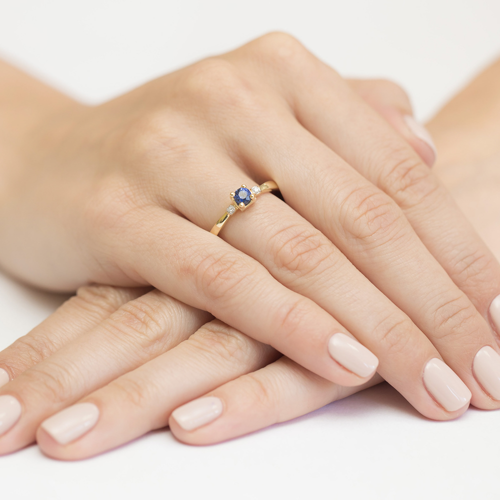 Pierścionek zaręczynowy z żółtego złota brylantami i szafirem 0.03 ct 3