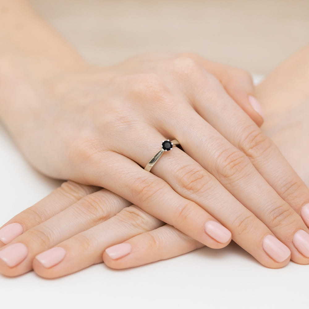 Pierścionek zaręczynowy z białego złota z czarnym brylantem 0.12ct 1
