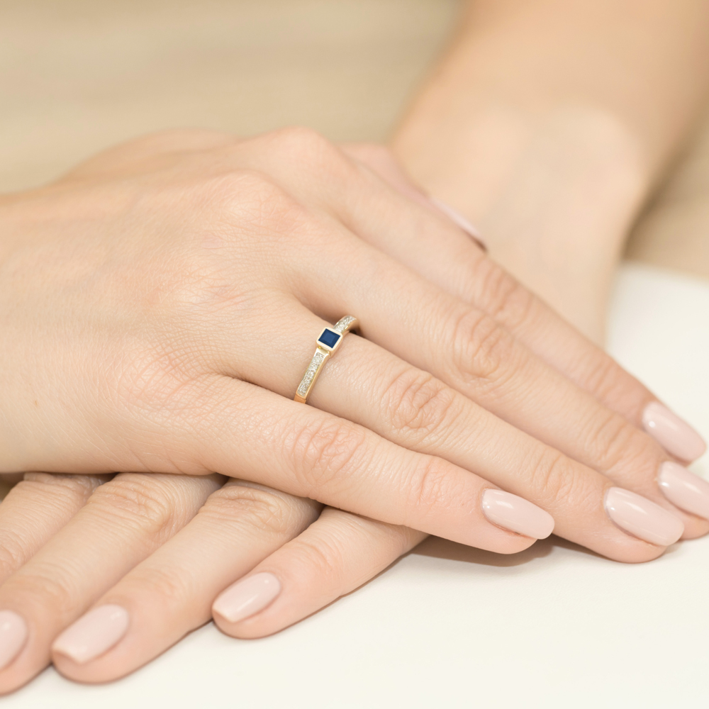 Pierścionek zaręczynowy z żółtego złota z brylantami i szafirem 0.09 ct 3