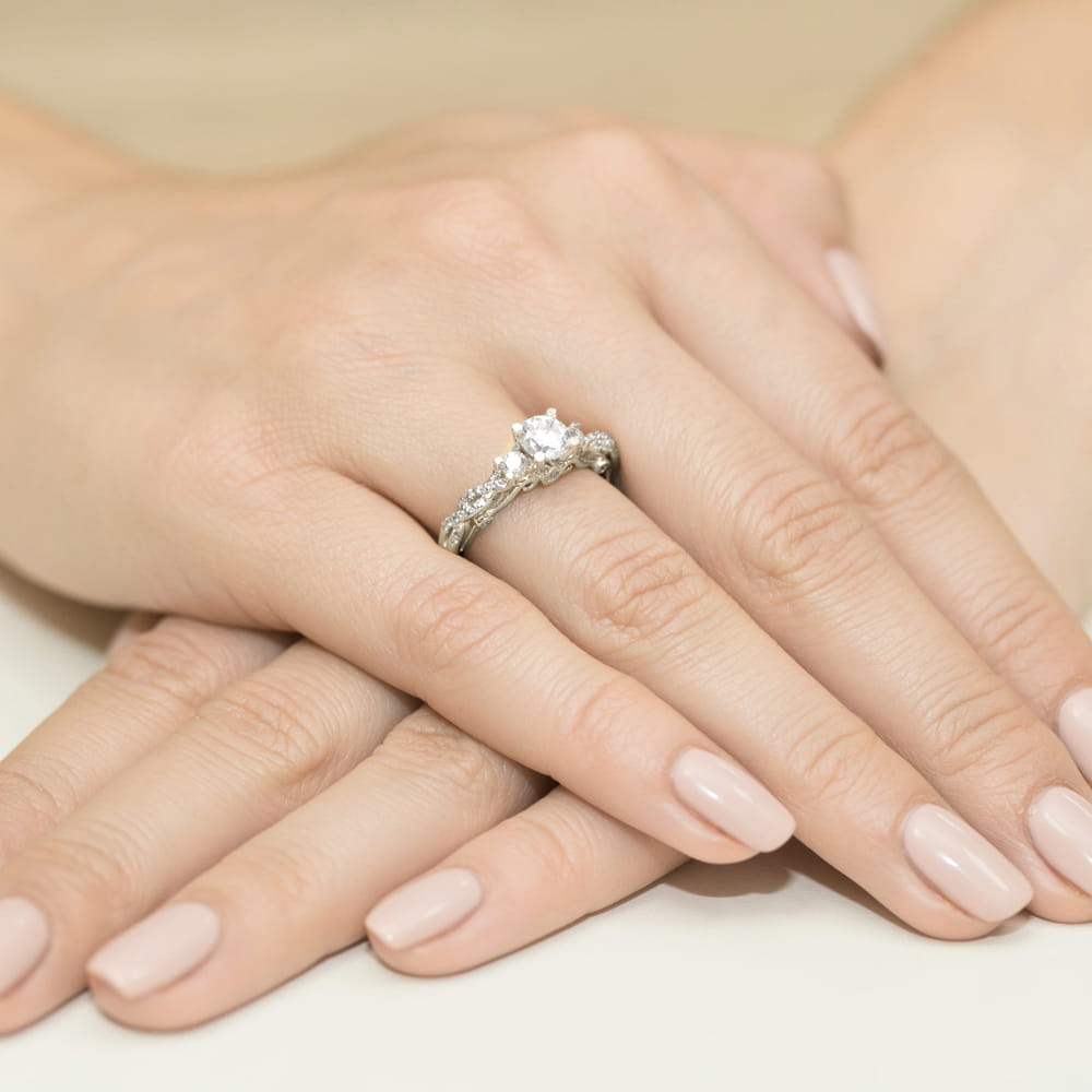 Pierścionek zaręczynowy z białego zota z brylantami i białym szafirem 0.34ct 1