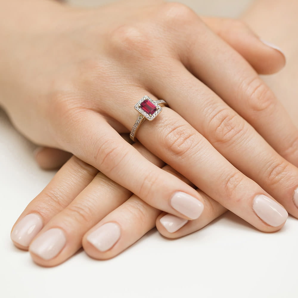 Pierścionek zaręczynowy z żółtego złota z brylantami i rubinem 0.22 ct 2