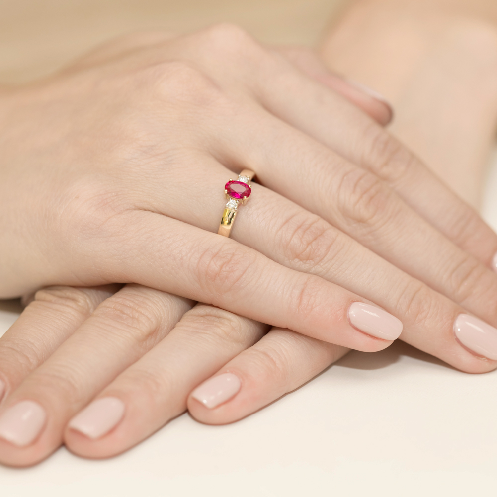 Pierścionek zaręczynowy z żółtego złota z brylantami i rubinem 0.08ct 2