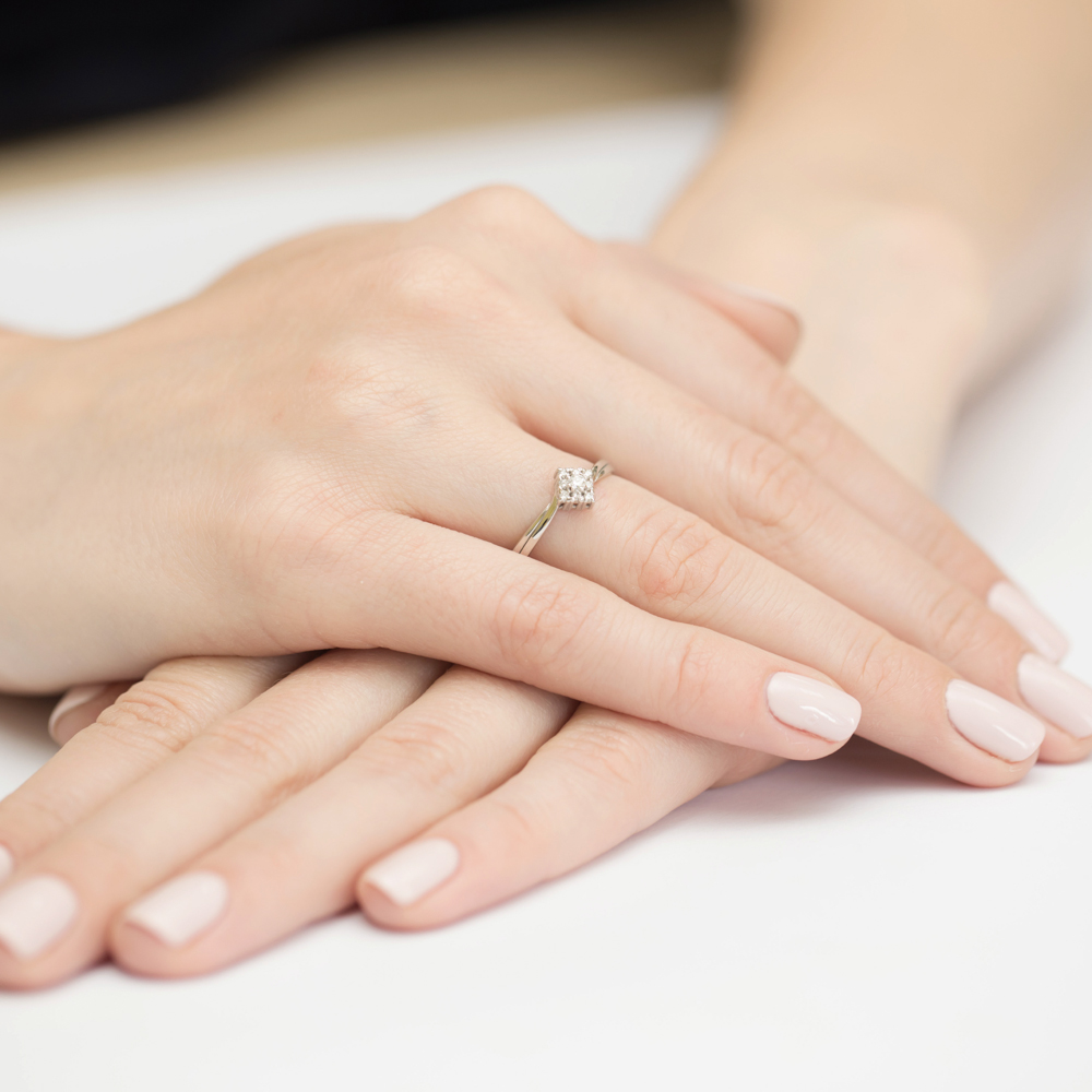 Pierścionek zaręczynowy z żółtego złota z brylantami 0.09 ct 2